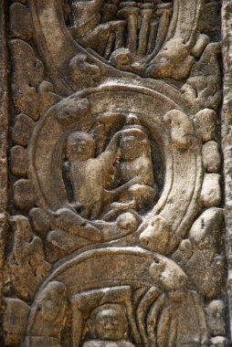 Angkor Watt 'ın tarihsel kompleksindeki mimari çözümlerde tanrıların heykelleri ve kabartmaları.