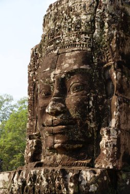 Angkor Watt 'ın tarihsel kompleksindeki mimari çözümlerde tanrıların heykelleri ve kabartmaları.