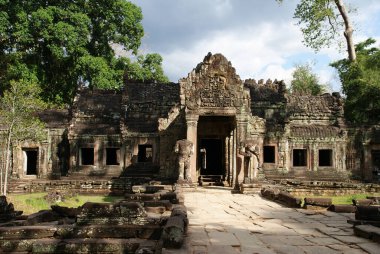 Angkor Watt 'ın tarihsel kompleksindeki mimari çözümlerde tanrıların heykelleri ve kabartmaları.