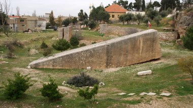 Geçmişteki en büyük işlenmiş megalit. Baalbek 'teki bir taş ocağında.