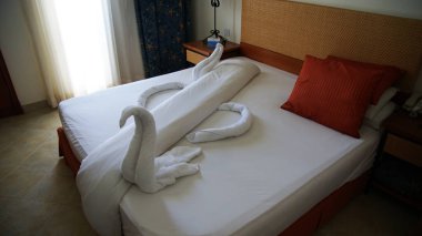 Ürdün 'ün güneyinde bir otel odasında yatak dekorasyonu.