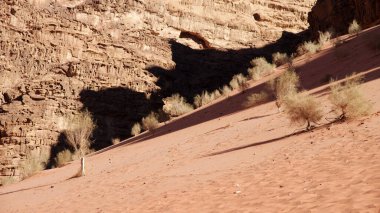 Gün batımında kırmızı çöl vadisi romu