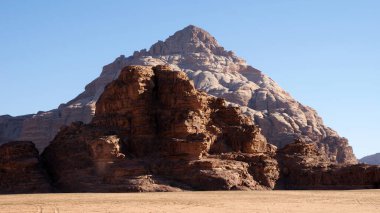 Gün batımında kırmızı çöl vadisi romu
