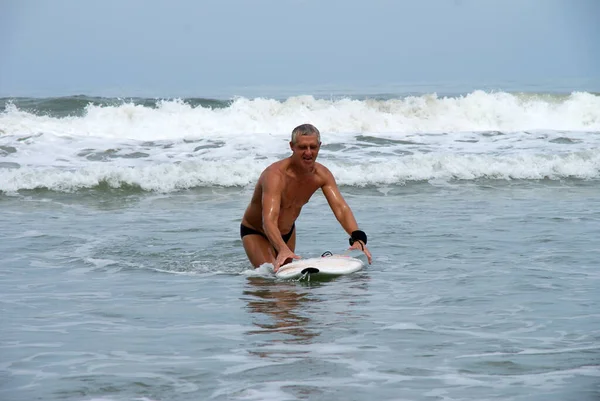 Borneo 'da sörf dalgaları üzerinde sörf yapmayı öğrenmek