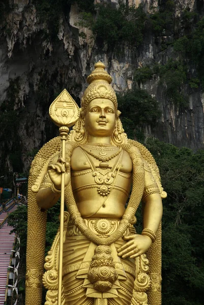 Başkentin dışındaki dağlarda bir mağarada Hindu tapınağı kompleksi.