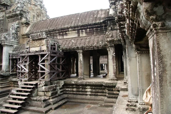 Posągi Płaskorzeźby Bogów Rozwiązaniach Architektonicznych Historycznym Kompleksie Angkor Watt — Zdjęcie stockowe