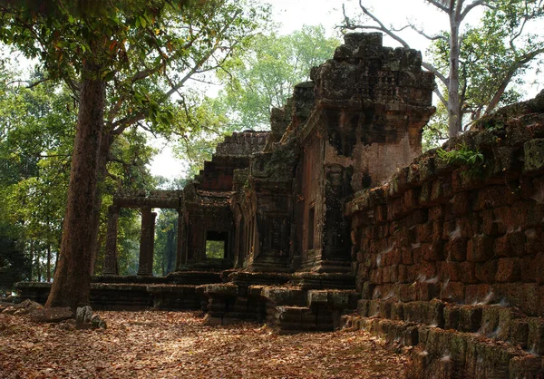 Angkor Watt Tarihsel Kompleksindeki Mimari Çözümlerde Tanrıların Heykelleri Kabartmaları — Stok fotoğraf