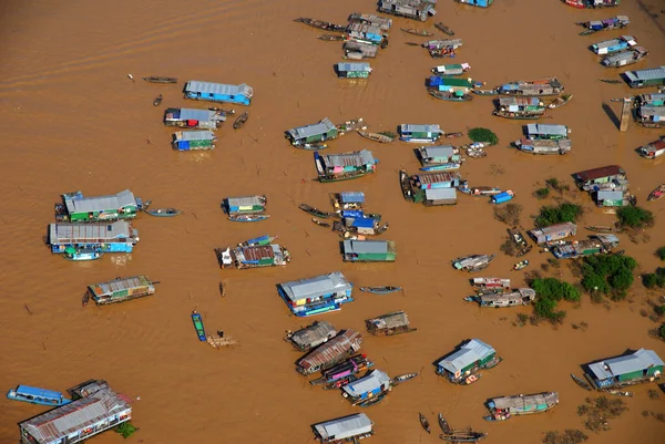 Πόλη Των Σκαφών Και Φορτηγίδες Στον Κίτρινο Ποταμό Στην Cambodia — Φωτογραφία Αρχείου