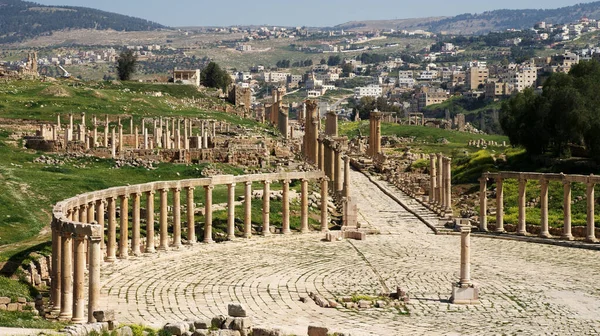 在约旦有柱子和保存完好的建筑方案的古希腊城市 — 图库照片