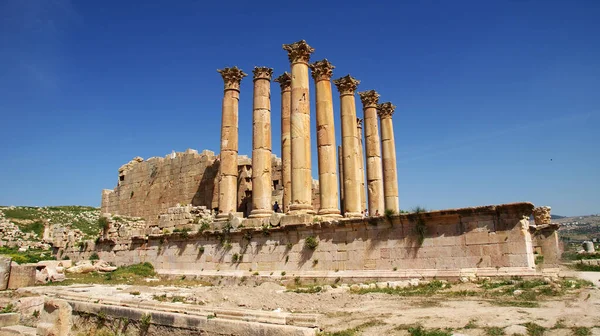 在约旦有柱子和保存完好的建筑方案的古希腊城市 — 图库照片