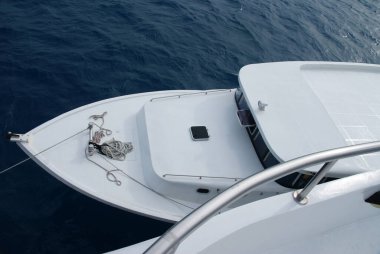 Beyaz tekne dalışa hazırlanıyor.