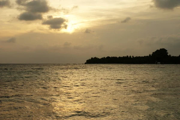 Μαγικά Ηλιοβασιλέματα Τροπικά Νησιά Στη Θάλασσα Πλοία — Φωτογραφία Αρχείου