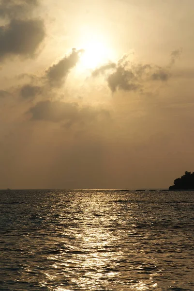 Magische Sonnenuntergänge Auf Tropischen Inseln Auf See Mit Schiffen — Stockfoto