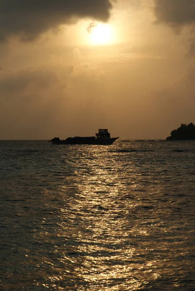 Μαγικά Ηλιοβασιλέματα Τροπικά Νησιά Στη Θάλασσα Πλοία — Φωτογραφία Αρχείου