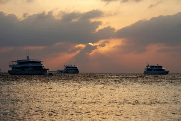 Pôr Sol Mágico Ilhas Tropicais Mar Com Navios — Fotografia de Stock