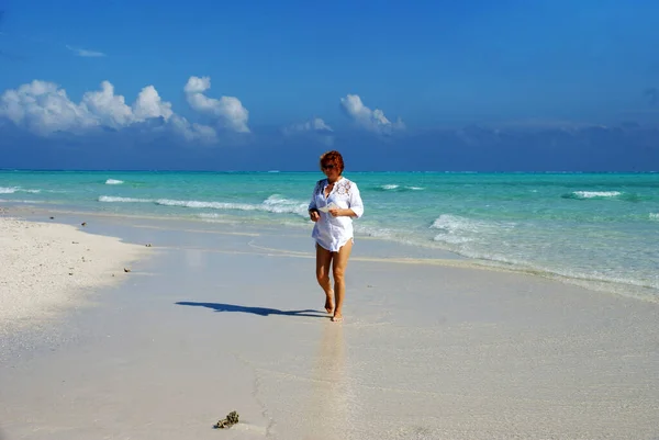 Frau Weiß Auf Einer Einsamen Sandinsel Auf Den Malediven — Stockfoto