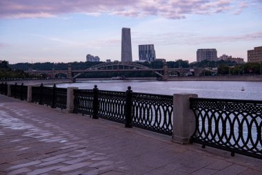 Şafakta şehrin büyük nehrinin panoramik manzarası