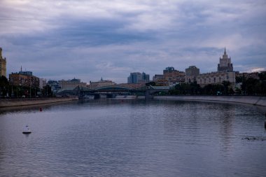 Şafakta şehrin büyük nehrinin panoramik manzarası