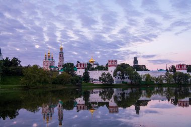Şafakta eski beyaz renkli kale Pembe bulutların arka planına karşı