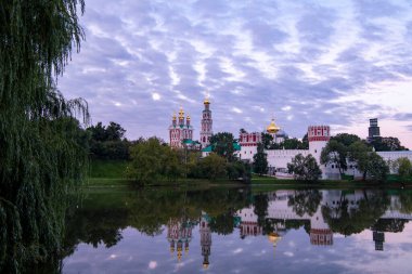 Şafakta eski beyaz renkli kale Pembe bulutların arka planına karşı