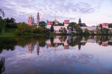 Şafakta eski beyaz renkli kale Pembe bulutların arka planına karşı
