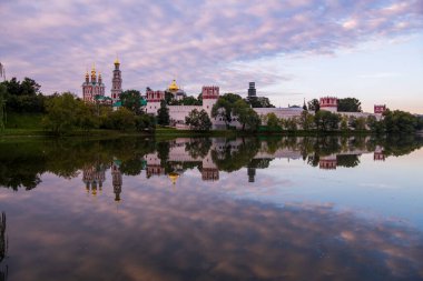 Şafakta eski beyaz renkli kale Pembe bulutların arka planına karşı