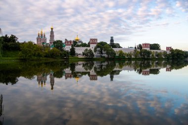 Şafakta eski beyaz renkli kale Pembe bulutların arka planına karşı