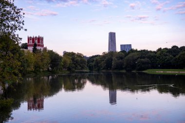 Şafakta eski beyaz renkli kale Pembe bulutların arka planına karşı