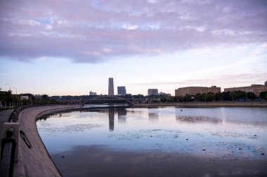Büyük nehrin seddi şafak vakti Gerçek dışı bulutlar ve yansımalarla