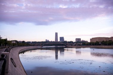 Büyük nehrin seddi şafak vakti Gerçek dışı bulutlar ve yansımalarla