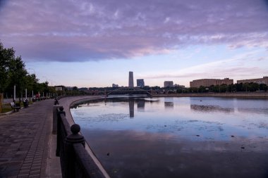 Büyük nehrin seddi şafak vakti Gerçek dışı bulutlar ve yansımalarla
