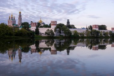 Şafakta eski beyaz renkli kale Pembe bulutların arka planına karşı