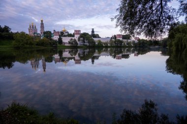 Şafakta eski beyaz renkli kale Pembe bulutların arka planına karşı