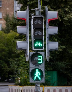 Farklı renk kiplerine ve çözümlere sahip trafik ışığı