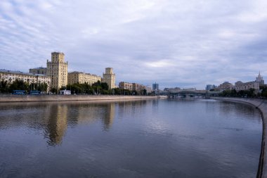 Büyük nehrin seddi şafak vakti Gerçek dışı bulutlar ve yansımalarla