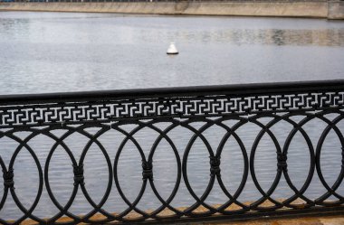 Şafakta şehrin büyük nehrinin panoramik manzarası