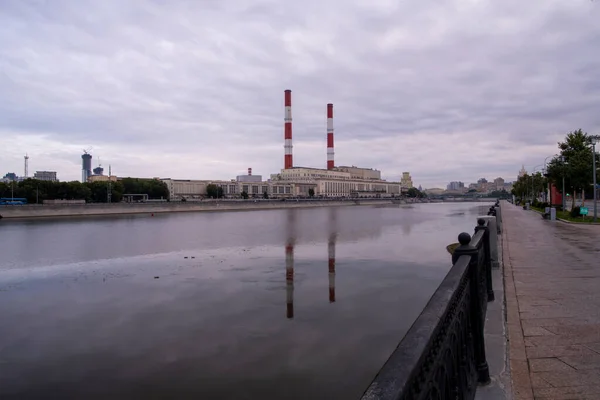 Une Usine Sur Remblai Rivière Avec Grands Tuyaux Rayés — Photo