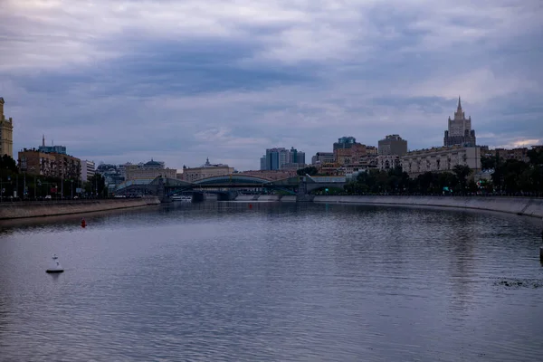 Şafakta şehrin büyük nehrinin panoramik manzarası
