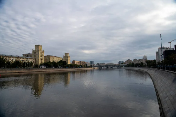 Панорамный Вид Большую Реку Городе Восходе Солнца — стоковое фото