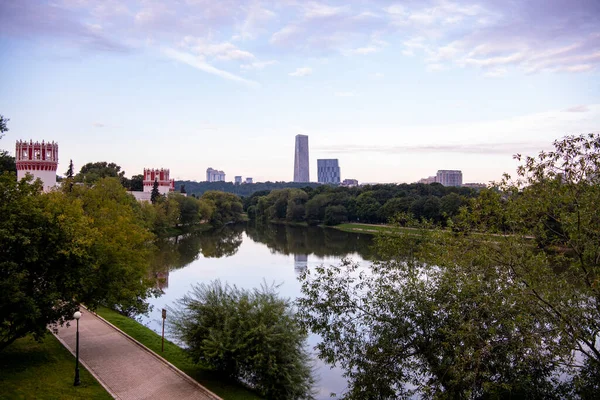 Remblai Grande Rivière Aube Dans Des Nuages Irréels Des Reflets — Photo