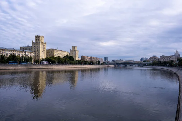Büyük nehrin seddi şafak vakti Gerçek dışı bulutlar ve yansımalarla