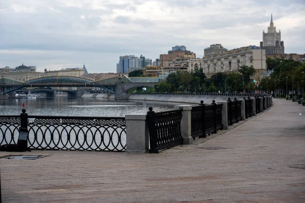 Şafakta şehrin büyük nehrinin panoramik manzarası