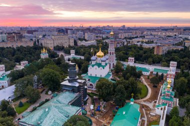 Şehrin panoramik manzarası, antik kale ve şafak vakti bir drondan çekilen nehir.