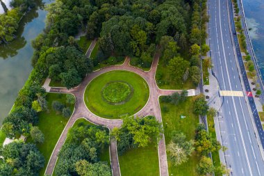 Şehrin panoramik manzarası, antik kale ve şafak vakti bir drondan çekilen nehir.