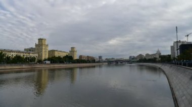 Şafakta şehrin büyük nehrinin panoramik manzarası