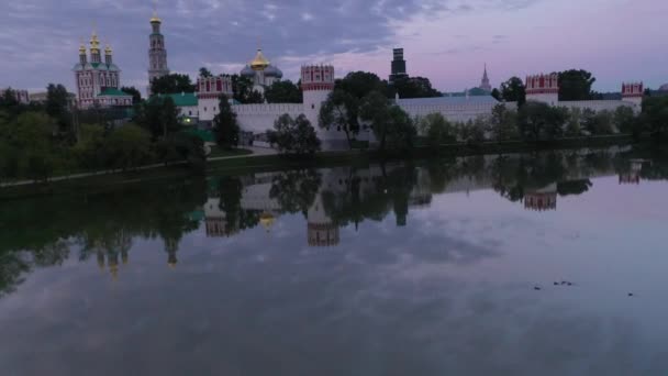 ドローンで撮影された夜明けの街や古代の要塞や川のパノラマ写真 — ストック動画