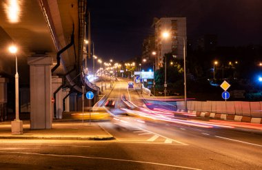 Gece, hızlı giden arabaların gece ışıkları.