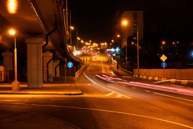 Gece, hızlı giden arabaların gece ışıkları.
