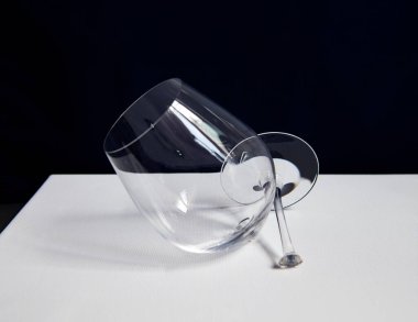 Karanlık arka planda kırık cam kadehlerle sakin bir hayat