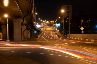 Gece, hızlı giden arabaların gece ışıkları.